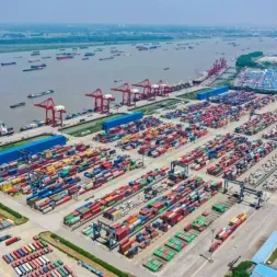 Kargo dan Peti Kemas di Pelabuhan China Naik Dalam Empat Bulan Pertama 2022
