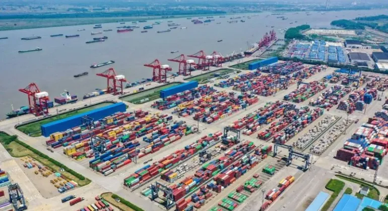 Kargo dan Peti Kemas di Pelabuhan China Naik Dalam Empat Bulan Pertama 2022